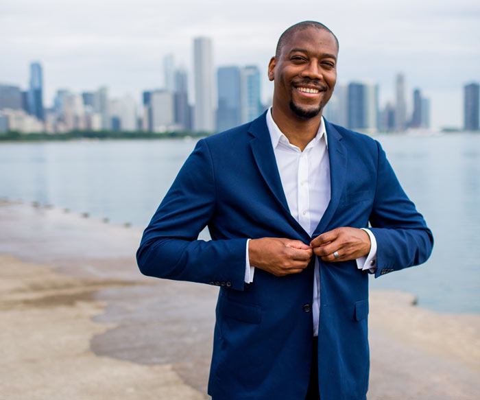 Julian Rosen CITP standing in front of Chicago skyline